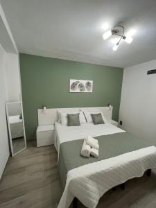 um quarto com uma cama grande com duas toalhas em Casa Vacanze Arcobaleno em Gasponi