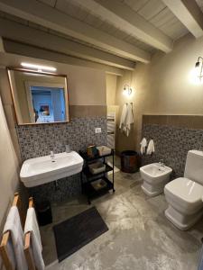 La salle de bains est pourvue d'un lavabo, de toilettes et d'un miroir. dans l'établissement Il Contado, à Noli