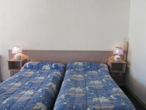 Tempat tidur dalam kamar di Auberge de l'Arzon