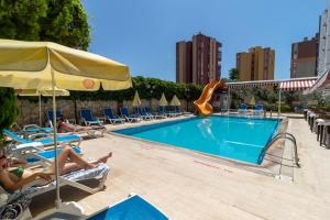 Bazén v ubytování Lara Dinc Hotel nebo v jeho okolí