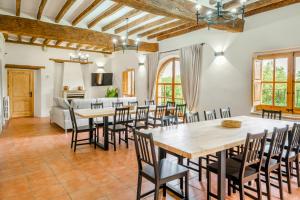 Mas Cufí في Serinyà: غرفة طعام مع طاولة وكراسي