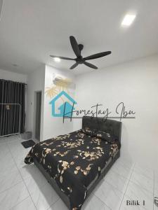 Postel nebo postele na pokoji v ubytování Homestay Ibu + 2 fotografie