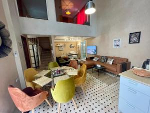 una sala de estar con una mesa y sillas en Au Riad des Deux Patios - Marrakech, en Marrakech