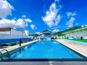 Bazén v ubytování Hotel Baya Phuket nebo v jeho okolí