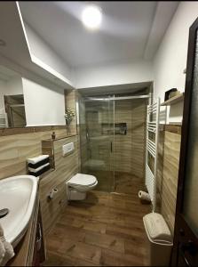 y baño con ducha, aseo y lavamanos. en Ferienwohnung Durres Albania en Durrës