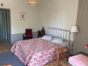 的住宿－Les Tourellières，一间卧室配有一张床、一把椅子和一盏灯