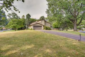 uma casa com uma entrada e um jardim relvado em Inviting Lancaster Vacation Home 3 Mi to Downtown em Lancaster