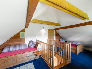 a room with two bunk beds in a attic at Berghütte - Chalet für 4-6 Personen - Schwarzenberg am Böhmerwald in Schwarzenberg am Bohmerwald