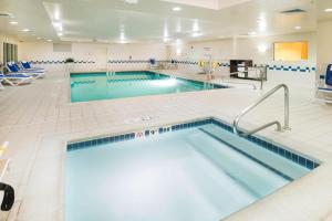 una gran piscina en una habitación de hotel en Fairfield Inn & Suites Burley, en Burley