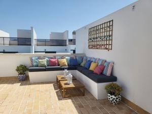 un divano posto in cima a un patio di Casa Playa La Fontanilla SOTOLODGE a Conil de la Frontera