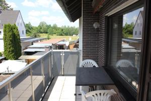 einen Balkon mit einem Tisch und Stühlen darauf in der Unterkunft Ferienwohnungen am Playmobilpark in Oberasbach