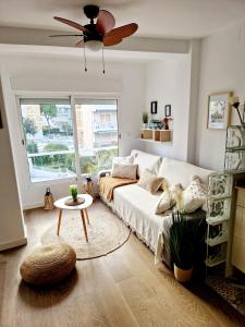 Postel nebo postele na pokoji v ubytování Cozy Rustic Home