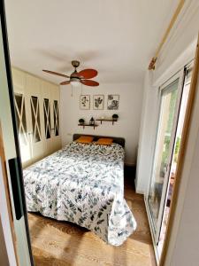 Postel nebo postele na pokoji v ubytování Cozy Rustic Home