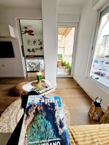 uma sala de estar com uma grande janela e uma mesa em Cozy Rustic Home em La Pobla de Farnals
