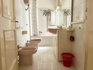 baño con 2 aseos y lavamanos en Appartamento - Morciano Di Leuca, en Morciano di Leuca