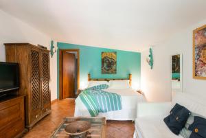 羅馬的住宿－阿皮亞安提卡旅館，一间卧室配有一张床、一台电视和一张沙发