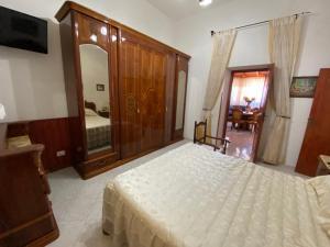 een slaapkamer met een bed en een grote spiegel bij Casa Culia - Holiday Housing in Lipari