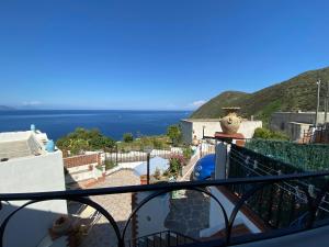 een balkon met uitzicht op de oceaan bij Casa Culia - Holiday Housing in Lipari