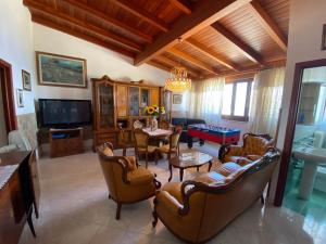 een woonkamer met banken en een pooltafel bij Casa Culia - Holiday Housing in Lipari