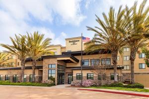 um edifício de escritórios com palmeiras em frente em Residence Inn by Marriott Los Angeles Redondo Beach em Redondo Beach