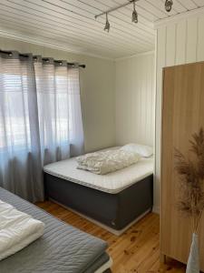 เตียงในห้องที่ Sentral leilighet i Kristiansand