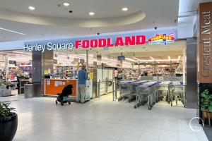 Un hombre parado en una tienda de comestibles con un carrito de compras. en The Sea Haven 200m to Henley Beach, en Henley Beach South