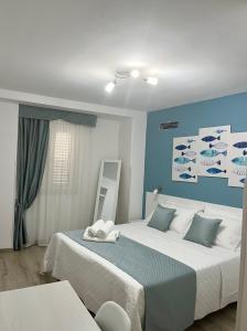 1 dormitorio con 1 cama grande y paredes azules en Casa Vacanze Arcobaleno, en Gasponi