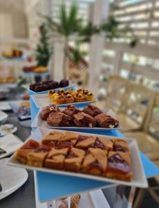 een tafel met drie verschillende gebakjes op borden bij Camere Dieci Maggio in Ponza