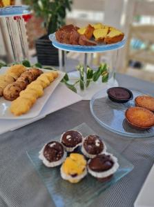 een tafel met verschillende soorten gebak en desserts bij Camere Dieci Maggio in Ponza