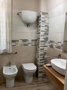 uma casa de banho com um WC e um lavatório em Casa Vacanze Arcobaleno em Gasponi