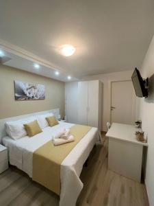 Un dormitorio con una cama con una toalla. en Casa Vacanze Arcobaleno, en Gasponi