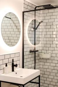 Baño blanco con lavabo y 2 espejos en Studio cosy équipé, Centre ville en Orange