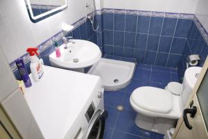un piccolo bagno con servizi igienici e lavandino di Gimi Apartments 1 a Durrës
