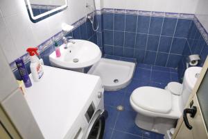 ドゥラスにあるGimi Apartments 1のトイレと洗面台のある小さなバスルーム