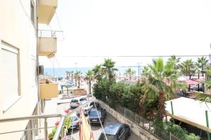ドゥラスにあるGimi Apartments 1のビーチの景色を望むバルコニーが備わるコンドミニアムです。 +8枚の写真