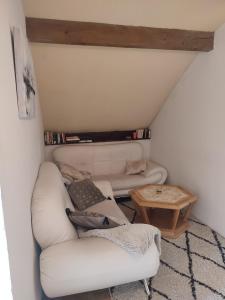 sala de estar con sofá blanco y mesa en Õ 2040 en Saint-Véran