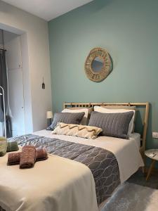 Ένα ή περισσότερα κρεβάτια σε δωμάτιο στο Elia Village House - between Methana & Poros
