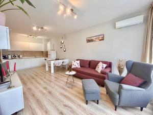 uma sala de estar com um sofá vermelho e uma cozinha em Blue Lagoon Seafront Apartments em Varna