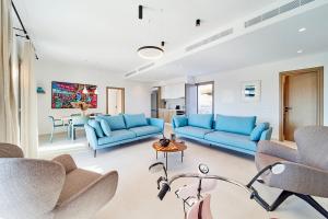 ein Wohnzimmer mit blauen Sofas und einem Tisch in der Unterkunft Sigma Residences in Exámbela