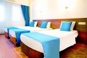 Llit o llits en una habitació de Regal Hotel 128 fotos més