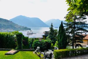 スルツァーノにあるFANTASTIC VIEW ON ISEO LAKE, DOG & BIKERS FRIENDS, 200mt from lake,の水と山の景色を望む家