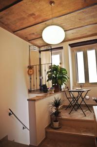 サン・ヴィート・キエティーノにあるB&B La Voce della Lunaのテーブル付きの部屋、天井のある窓が備わる客室です。