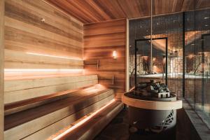 Ad Astra by Elite - Hotel, Spa & Resort في سودرتاليا: ساونا بألواح خشبية وحوض استحمام