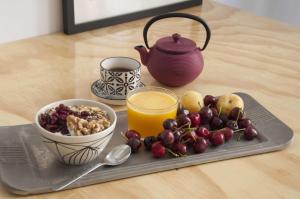 瓦伦西亚扎拉莫拉住宿加早餐旅馆的托盘上放着一盘水果和一杯橙汁