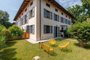 ein Haus mit zwei Stühlen davor in der Unterkunft Osvaldo - parcheggio e giardino privato in San Giovanni in Persiceto