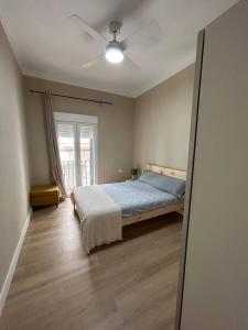 een slaapkamer met een bed en een plafondventilator bij El corazon de la Luna in Badajoz