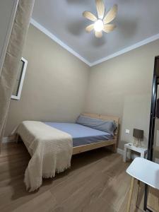 a bedroom with a bed and a ceiling fan at El corazon de la Luna in Badajoz