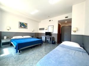 Giường trong phòng chung tại Hotel Vitruvio