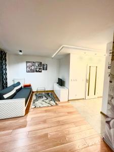 sala de estar con sofá y mesa en Apartament Studio Platan en Świnoujście