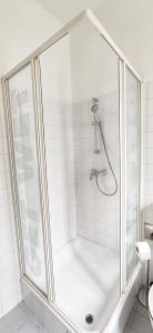 eine Dusche mit Glastür im Bad in der Unterkunft Helle Zweiraumwohnung in Wohngebiet in Wien